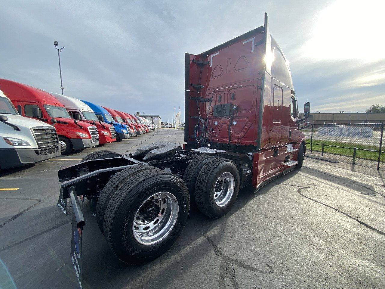 2021 FREIGHTLINER Cascadia CA126 Tandem Axle Sleeper image 4