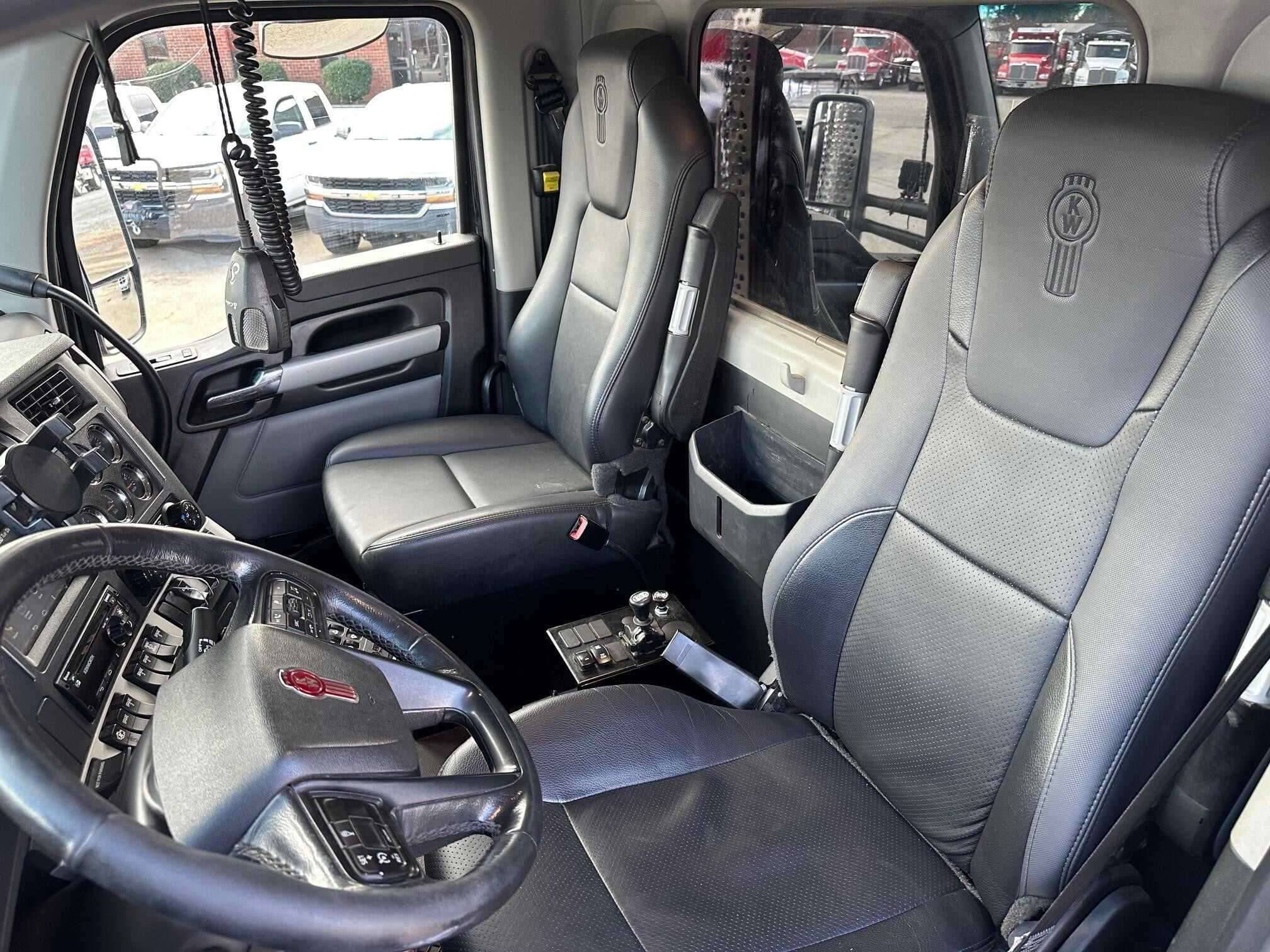 2023 Kenworth T880 image 16
