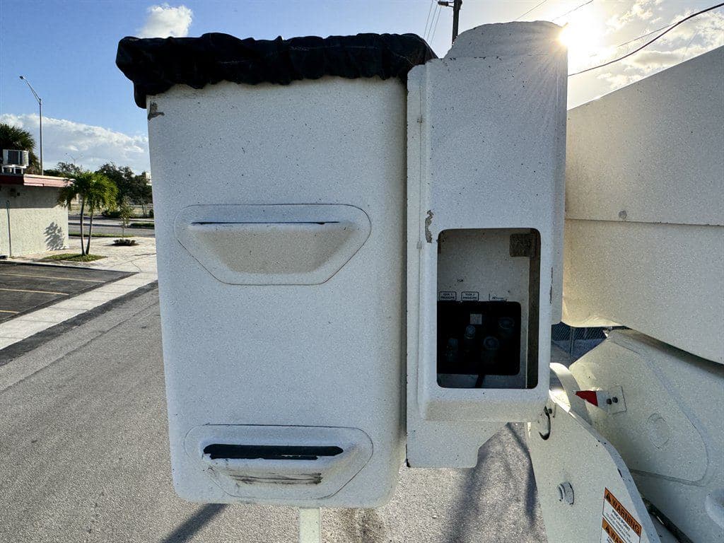 2015 Freightliner M2 106 image 27