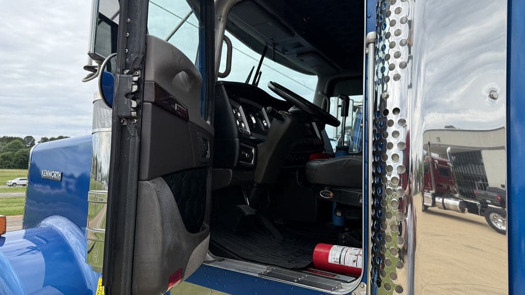 Used 2023 KENWORTH W900L image 13