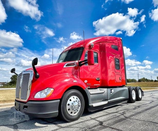 2021 Kenworth T680 image 1