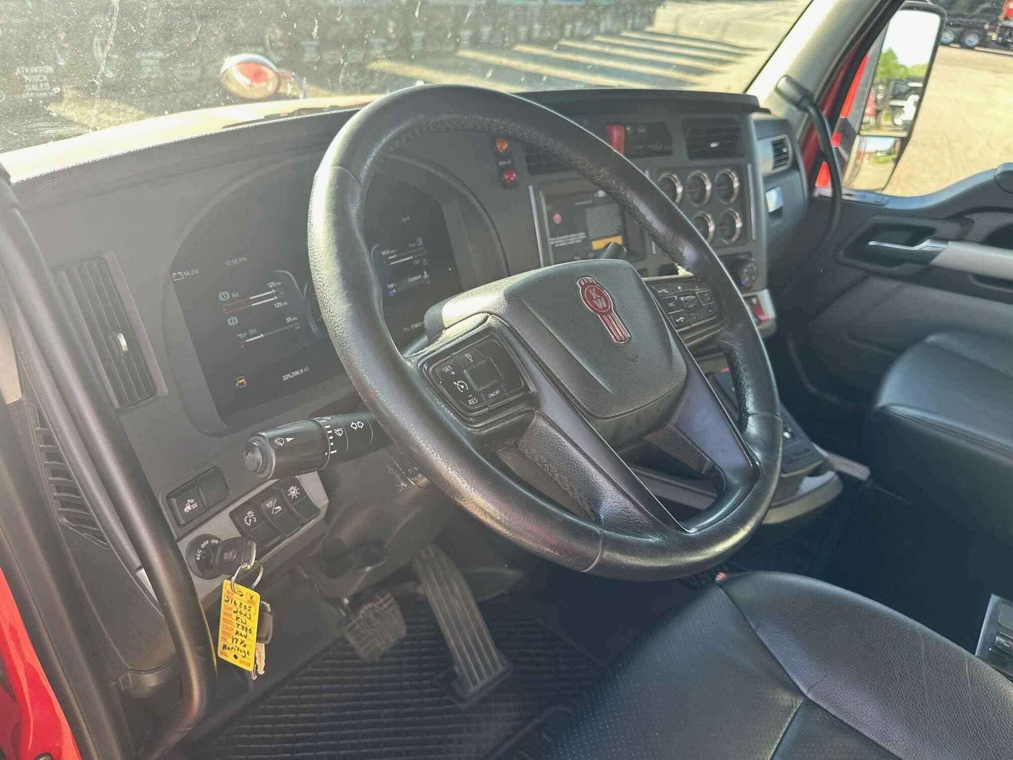 2023 Kenworth T880 image 7