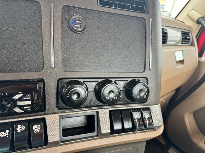 2015 Kenworth T880 image 30