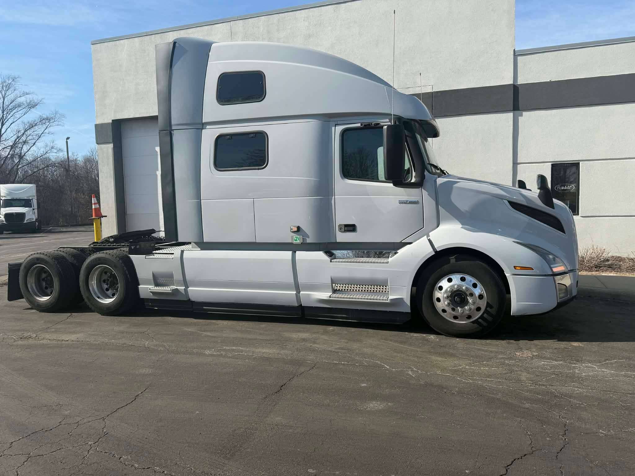 2024 Volvo VNL image 3