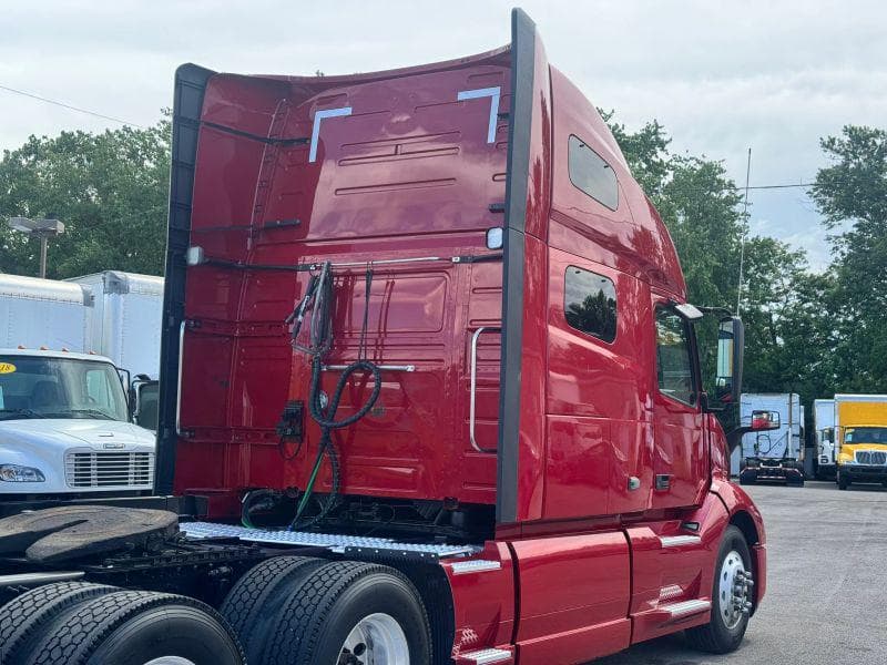 2020 Volvo VNL image 9