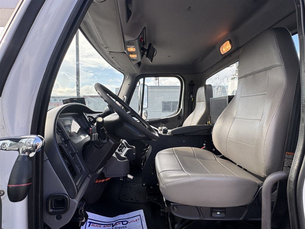 2018 Freightliner M2-106 image 64