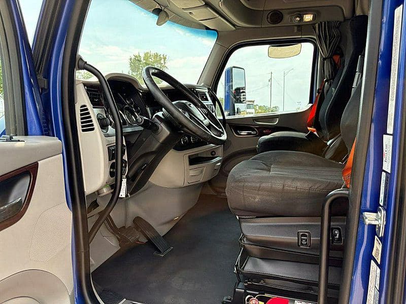 2022 Peterbilt 579 image 7