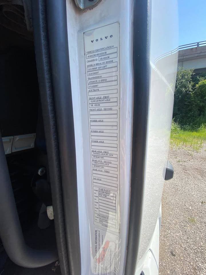 2024 Volvo VNL image 9