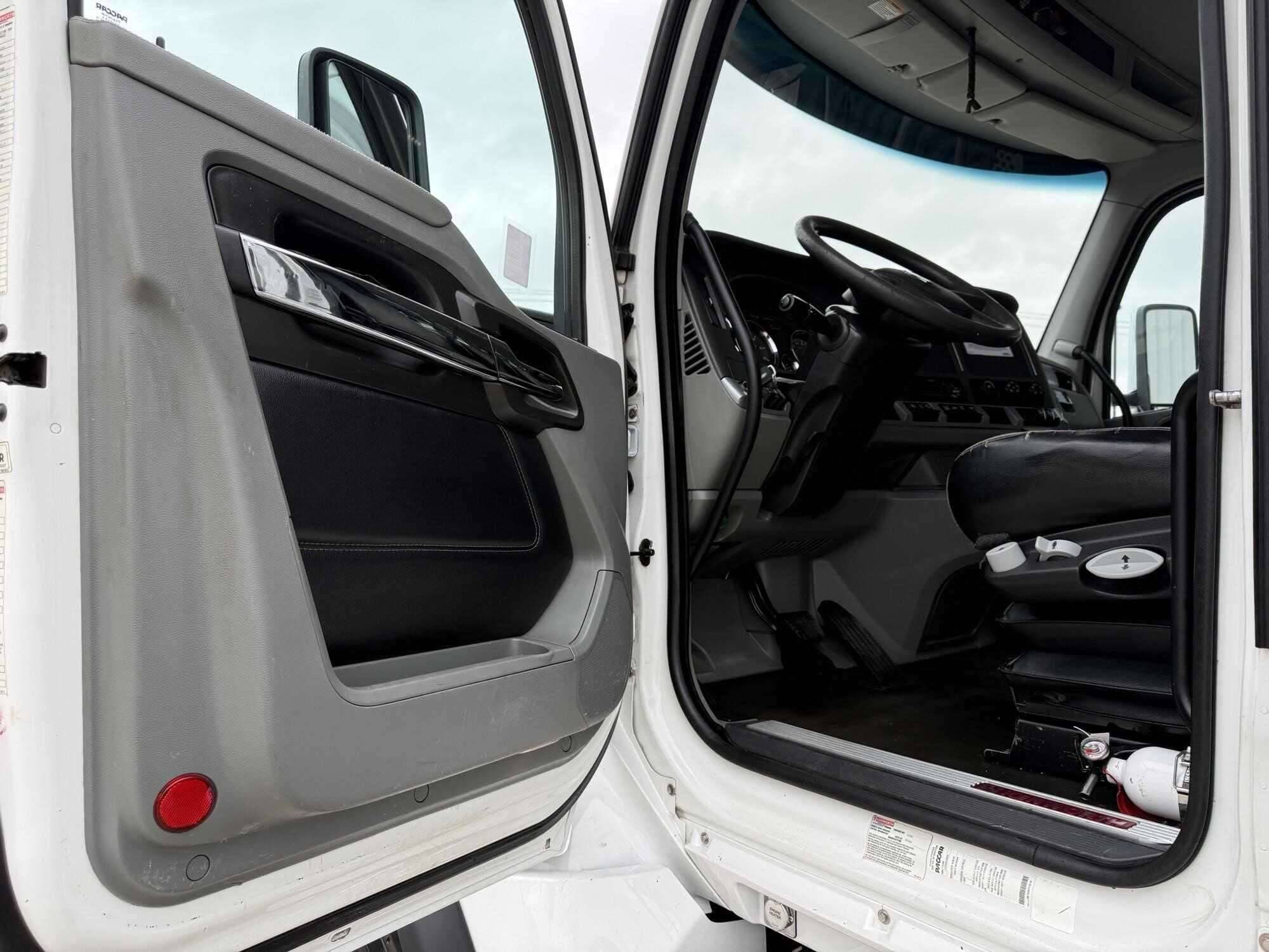 2019 Kenworth T880 image 16