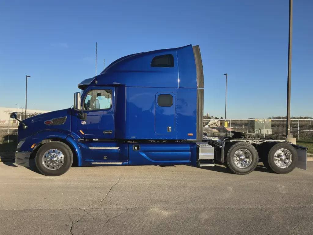 2022 Peterbilt 579 image 2