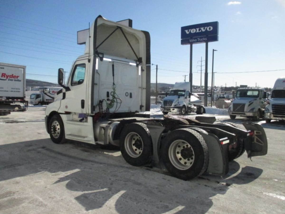 2022 Freightliner Cascadia 126 Day Cab Truck - 400HP, 12 Speed Automatic image 4