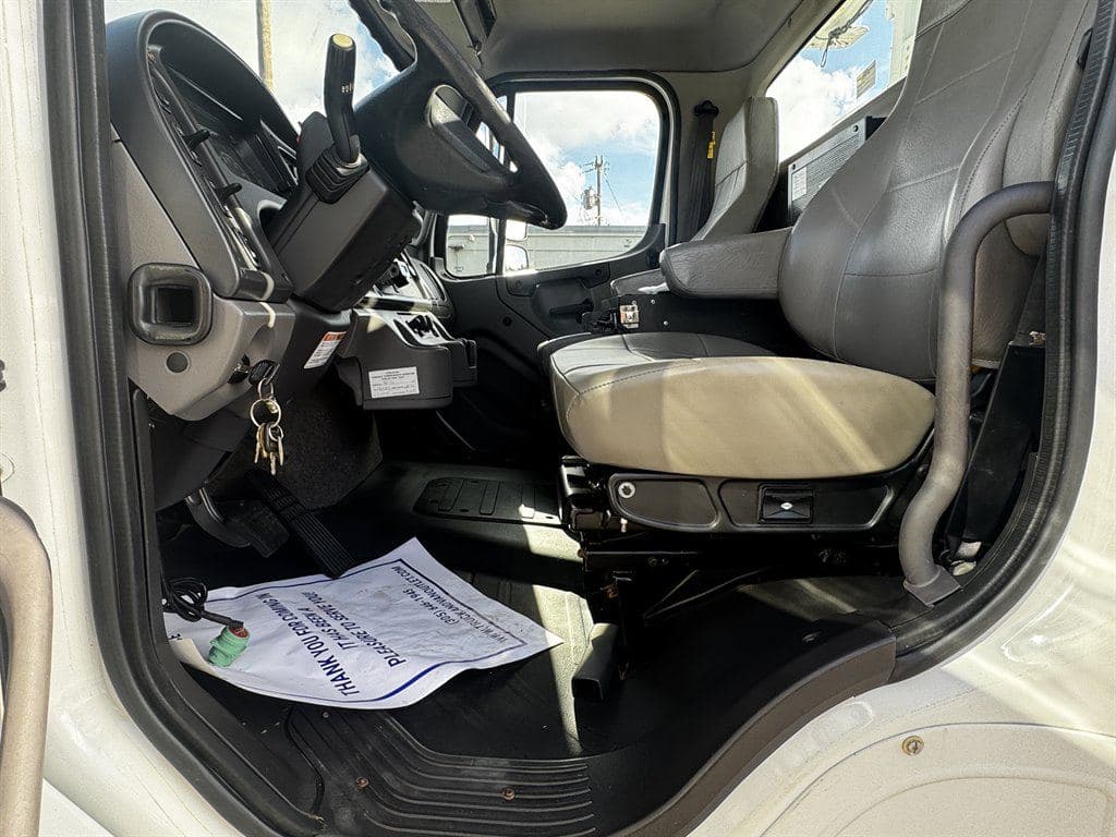 2017 Freightliner M2-106 image 64
