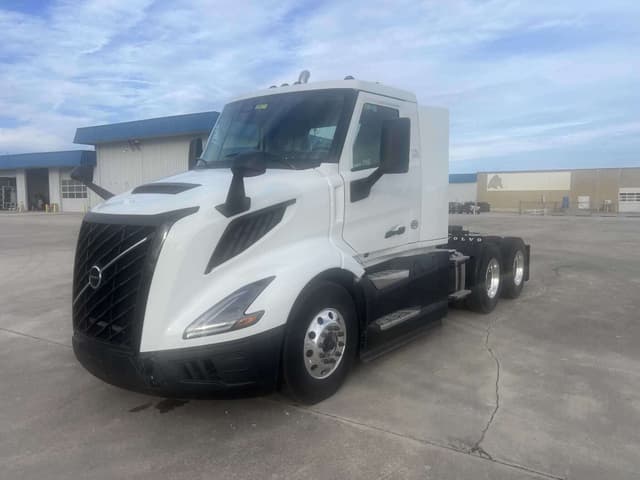 2025 Volvo VNL64