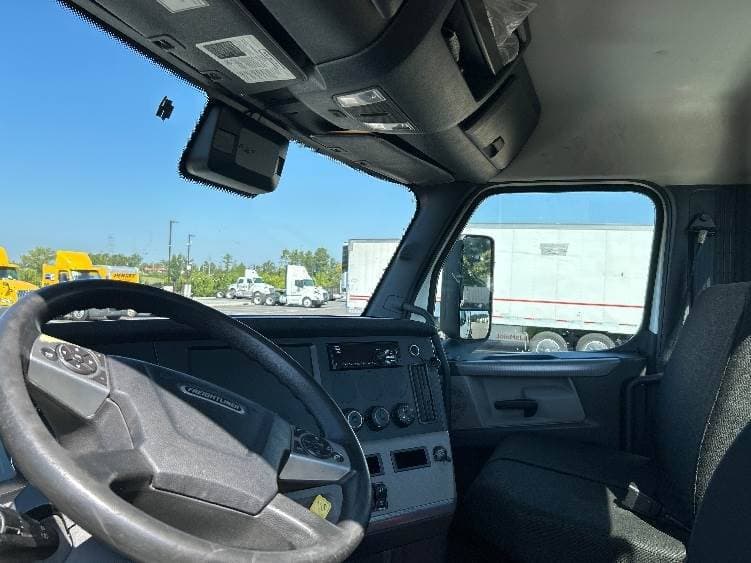 2021 Freightliner Cascadia image 6
