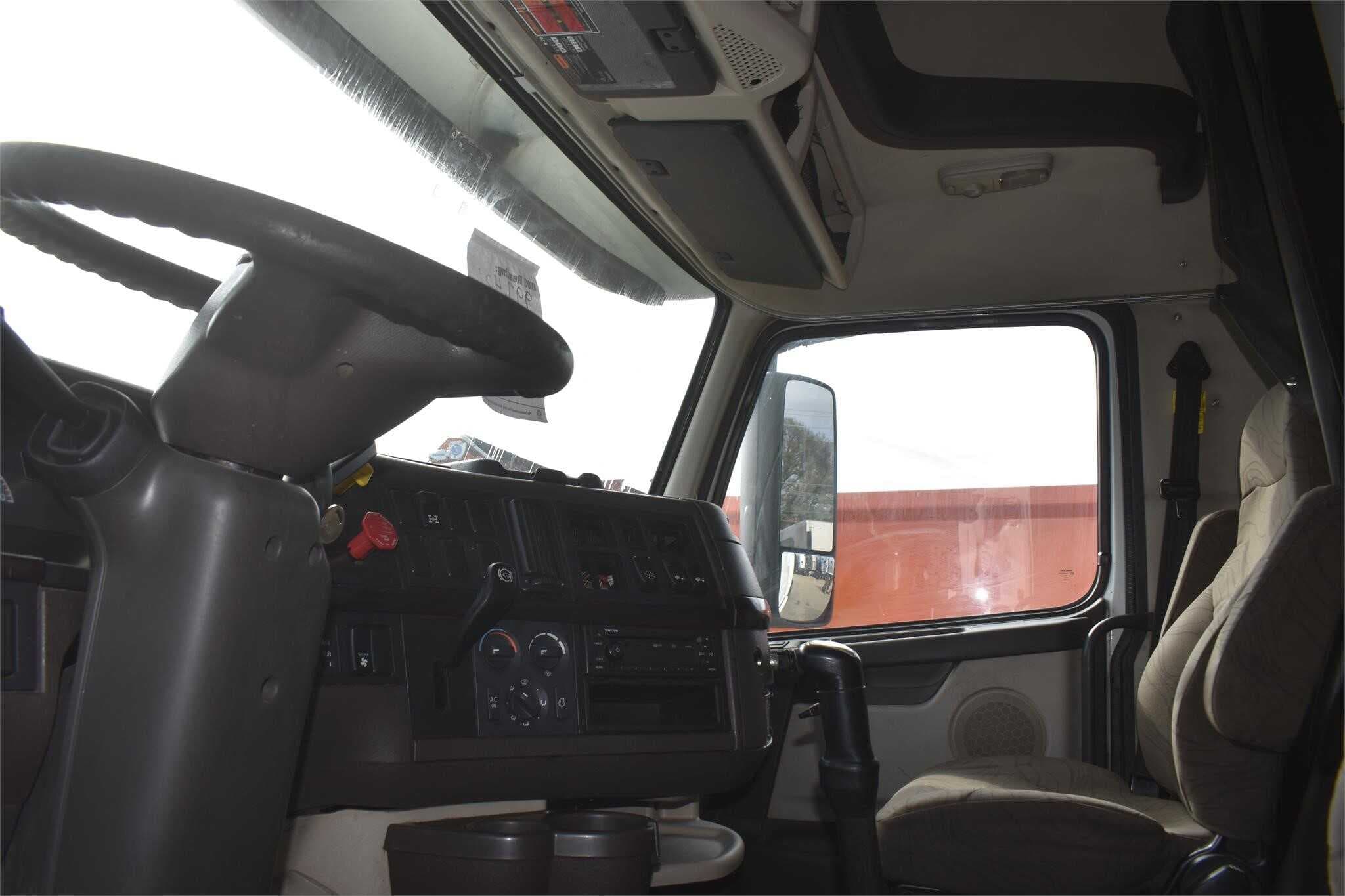 2013 Volvo VNL670 image 4