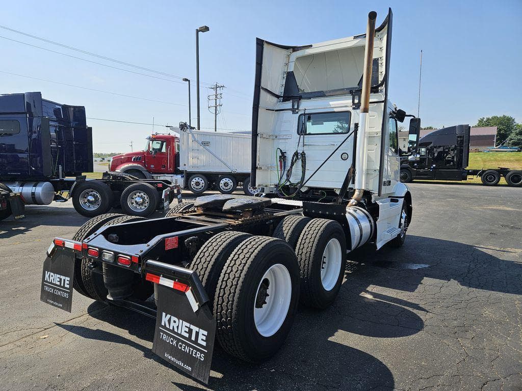 2020 Volvo VNR image 5