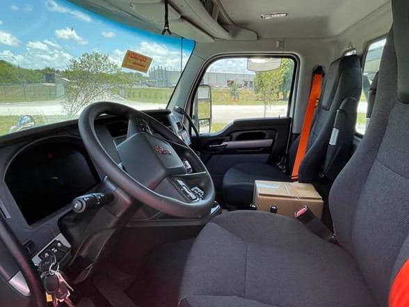 2025 Kenworth T880 image 17