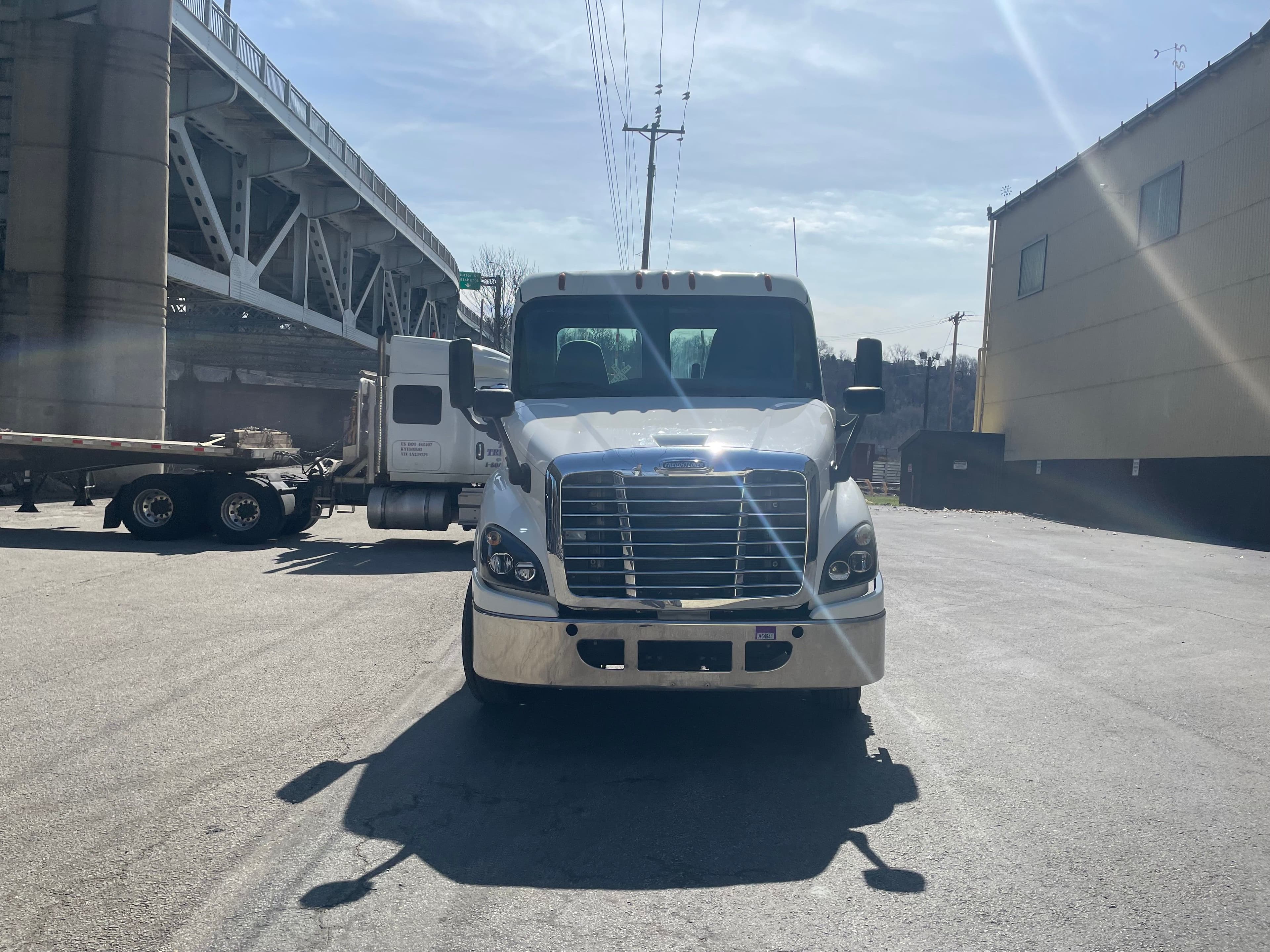 2015 Freightliner Cascadia 125 image 1