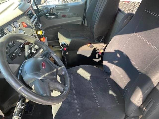 2020 Peterbilt 579 image 3