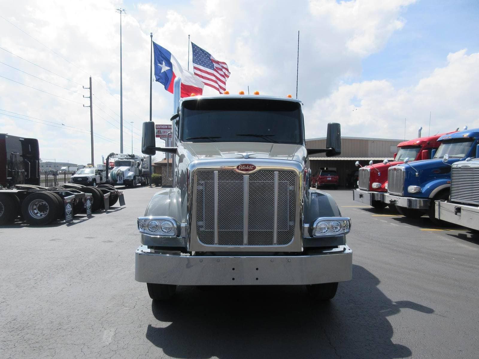 2023 Peterbilt 567 image 2