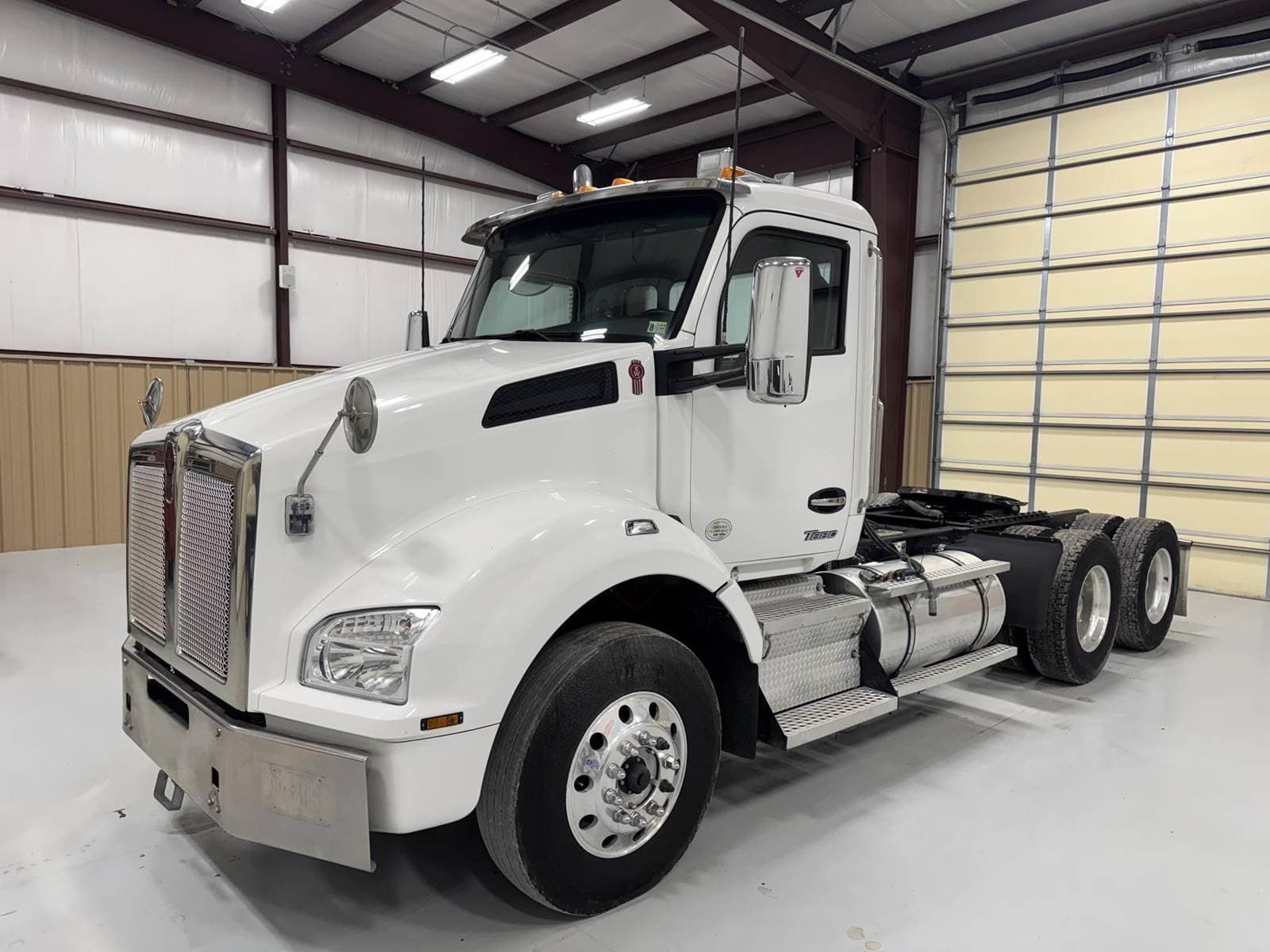 2022 Kenworth T880 Day Cab Truck - Paccar 455HP, 12 Speed Amt image 1