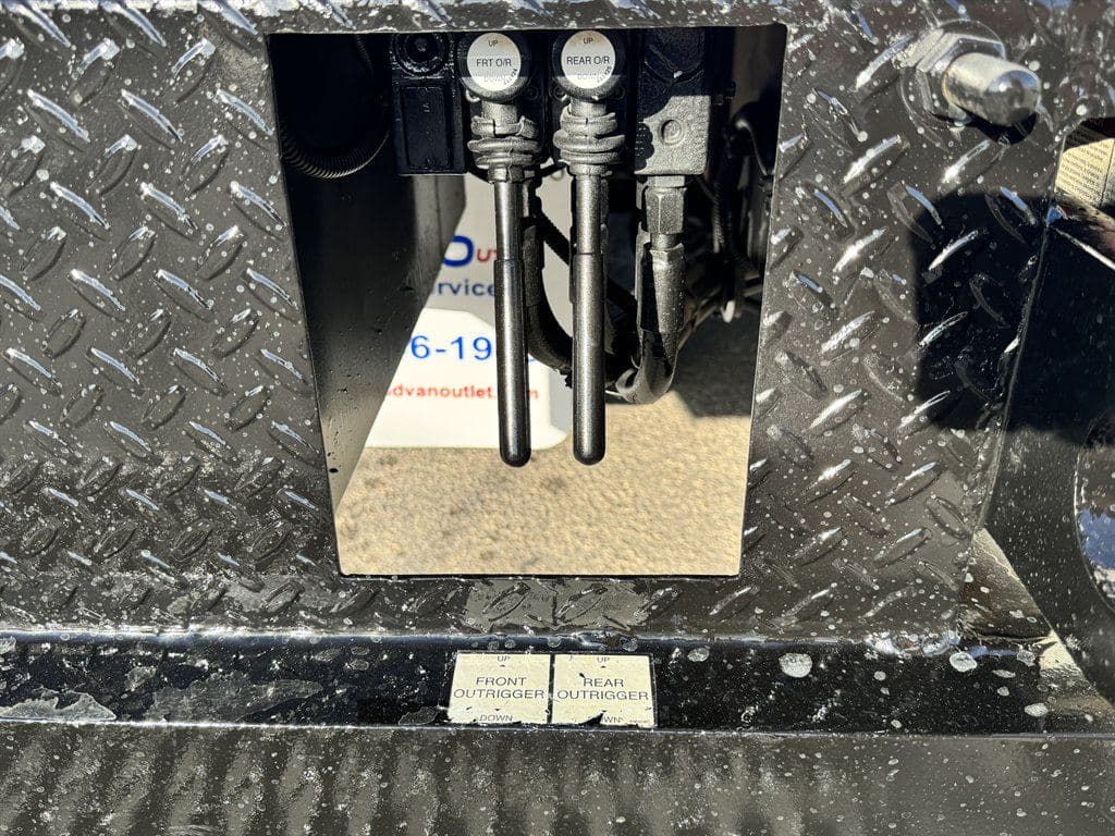 2015 Freightliner M2 106 image 21