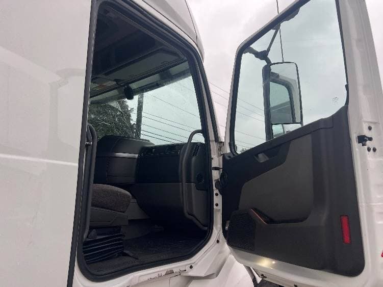 2022 Volvo VNL image 10