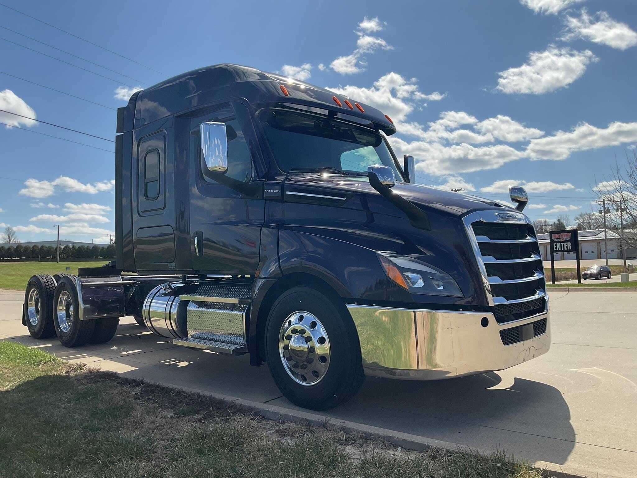 2023 Freightliner Cascadia 126 image 1