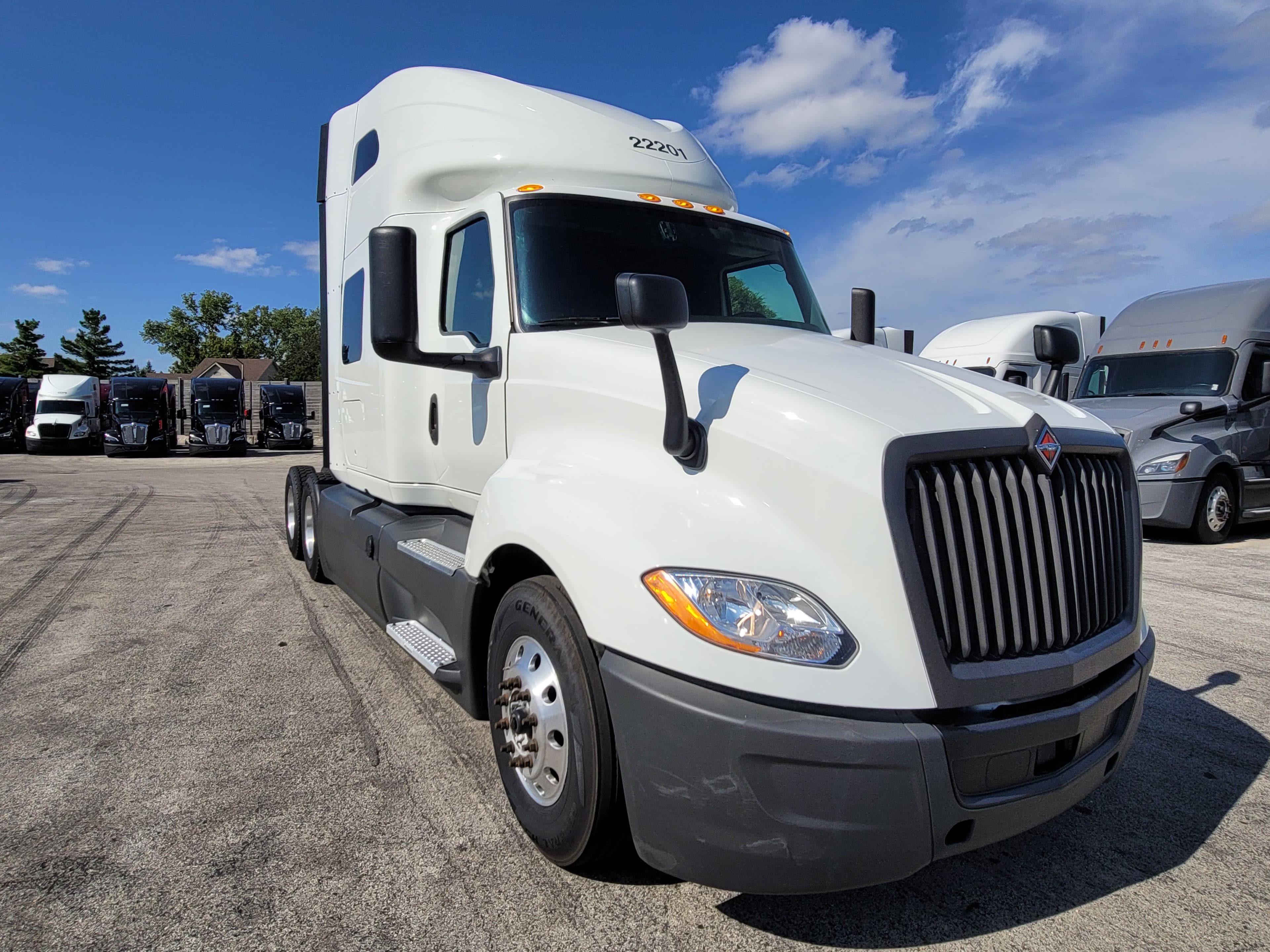 2022 International LT625 image 5