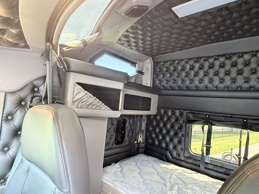New 2027 KENWORTH W900L image 21
