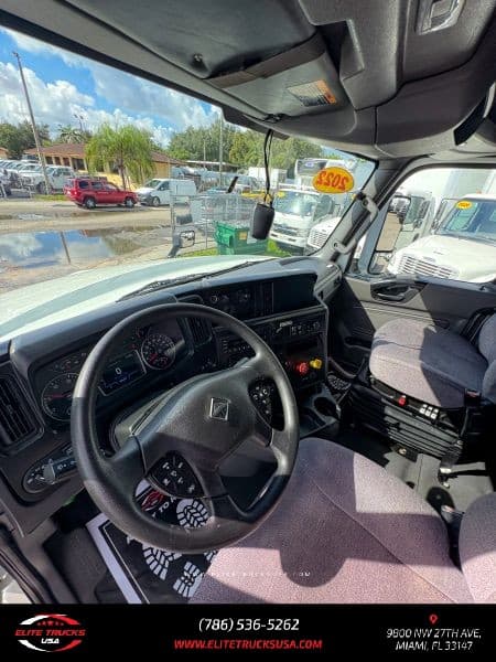 2022 International LT625 image 15