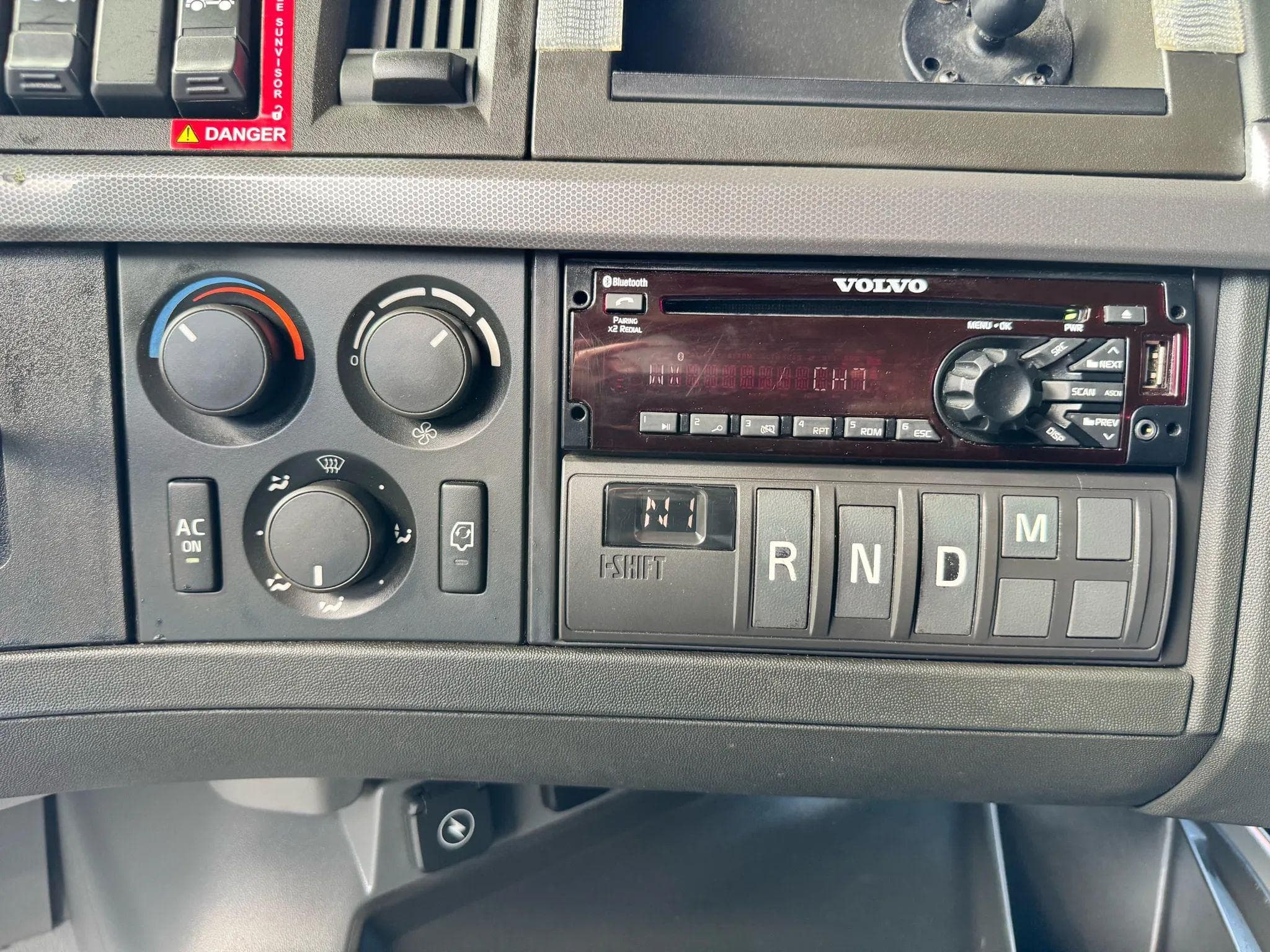 2021 Volvo VNL image 34