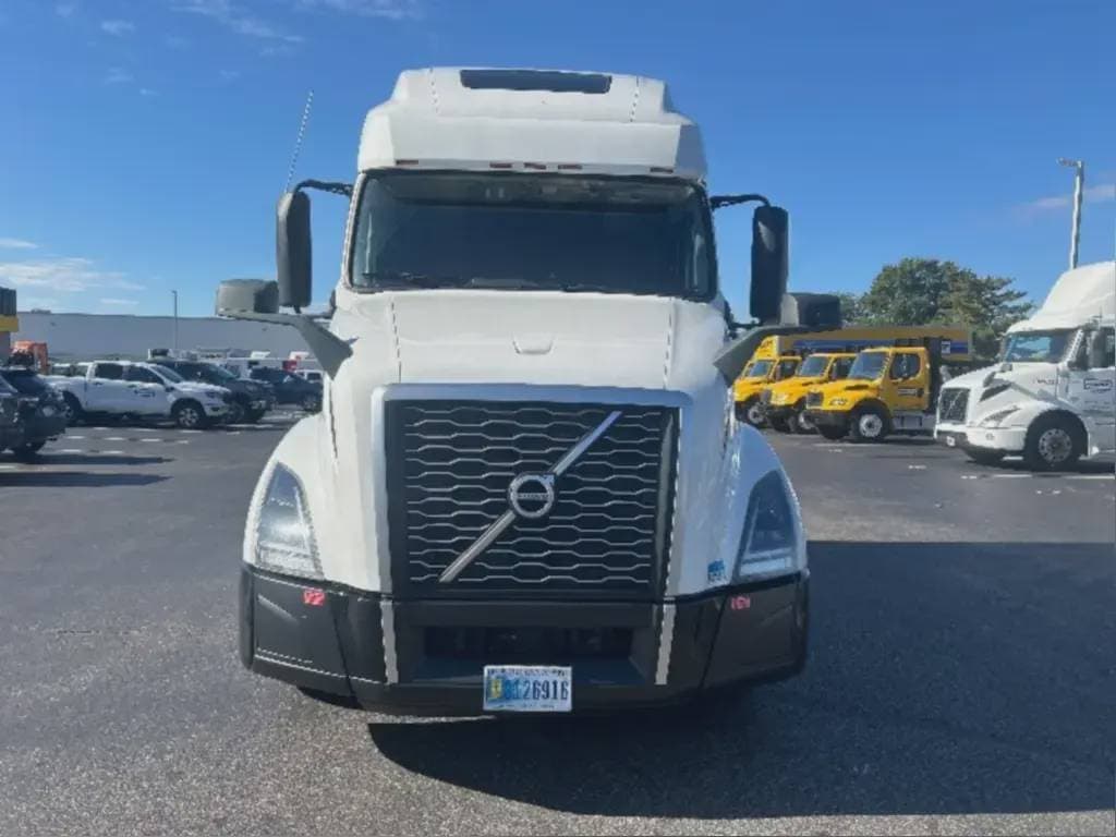 2022 Volvo VNL image 2