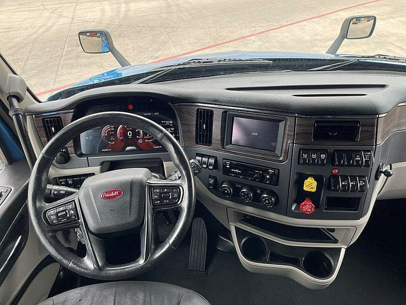 2023 Peterbilt 579 image 9