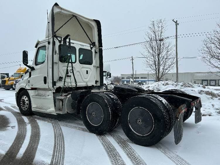 2019 Freightliner Cascadia 126 Day Cab Truck - 410HP, 10 Speed Manual image 5