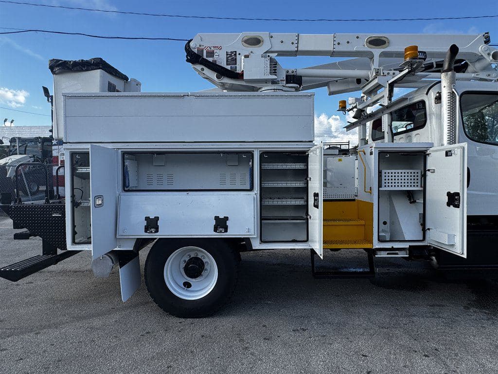 2017 Freightliner M2-106 image 25