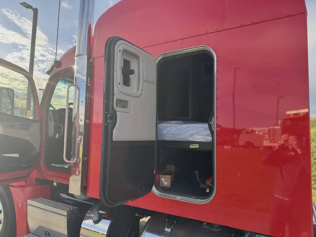 2022 Peterbilt 579 image 3