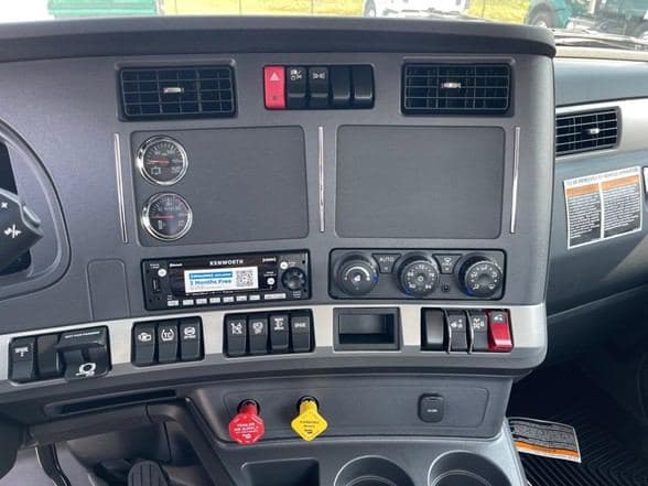 2025 Kenworth T680 image 21