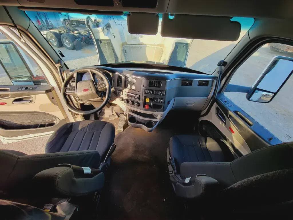 2022 Peterbilt 579 image 6