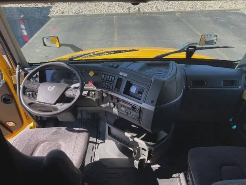 2022 Volvo VNL image 7
