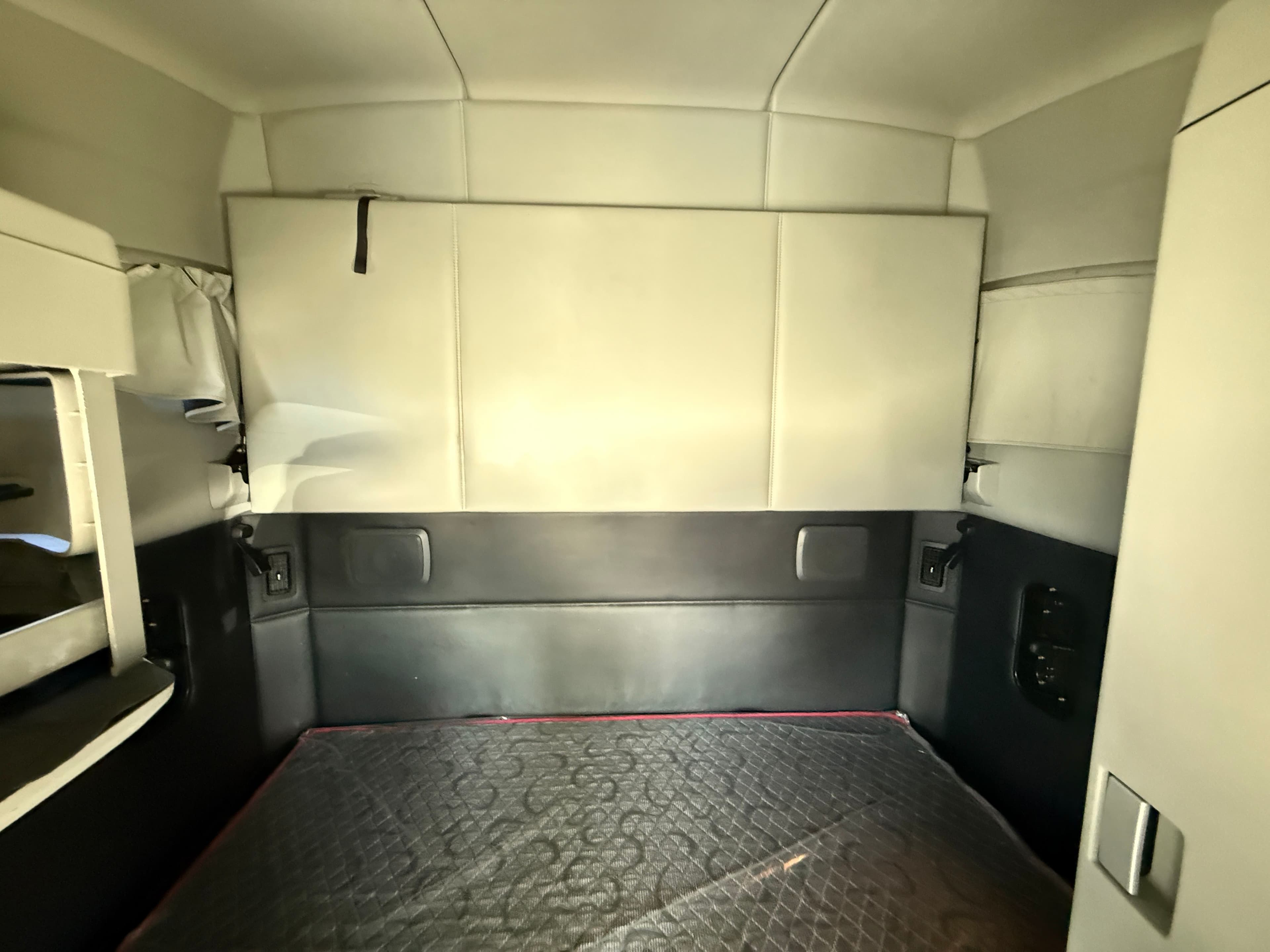 2022 Kenworth T680 image 8