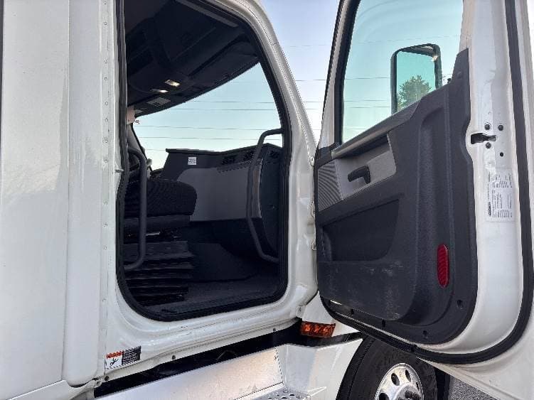 2019 Freightliner Cascadia 126 Day Cab Truck - 455HP, 12 Speed Automatic image 12