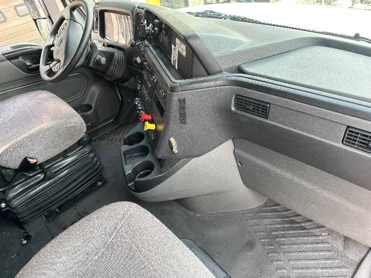 2023 International LT62F image 9
