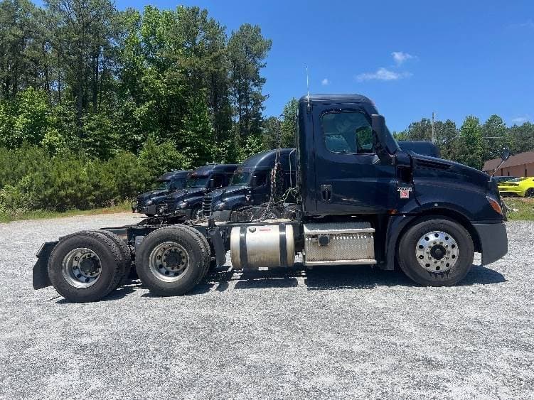 2019 Freightliner Cascadia 126 Day Cab Truck - 455HP, 12 Speed Automatic image 8