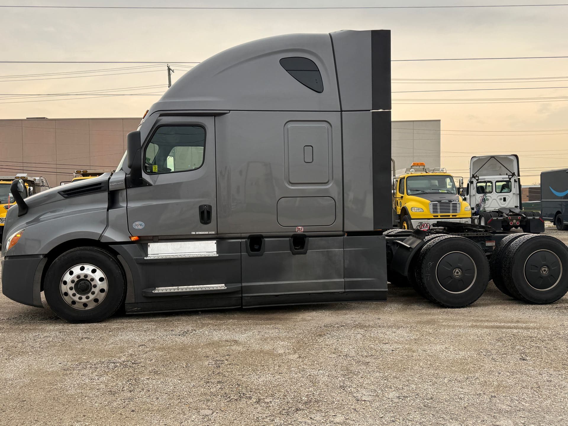 2022 Freightliner - 432k - 12k Hours - 455 HP image 3