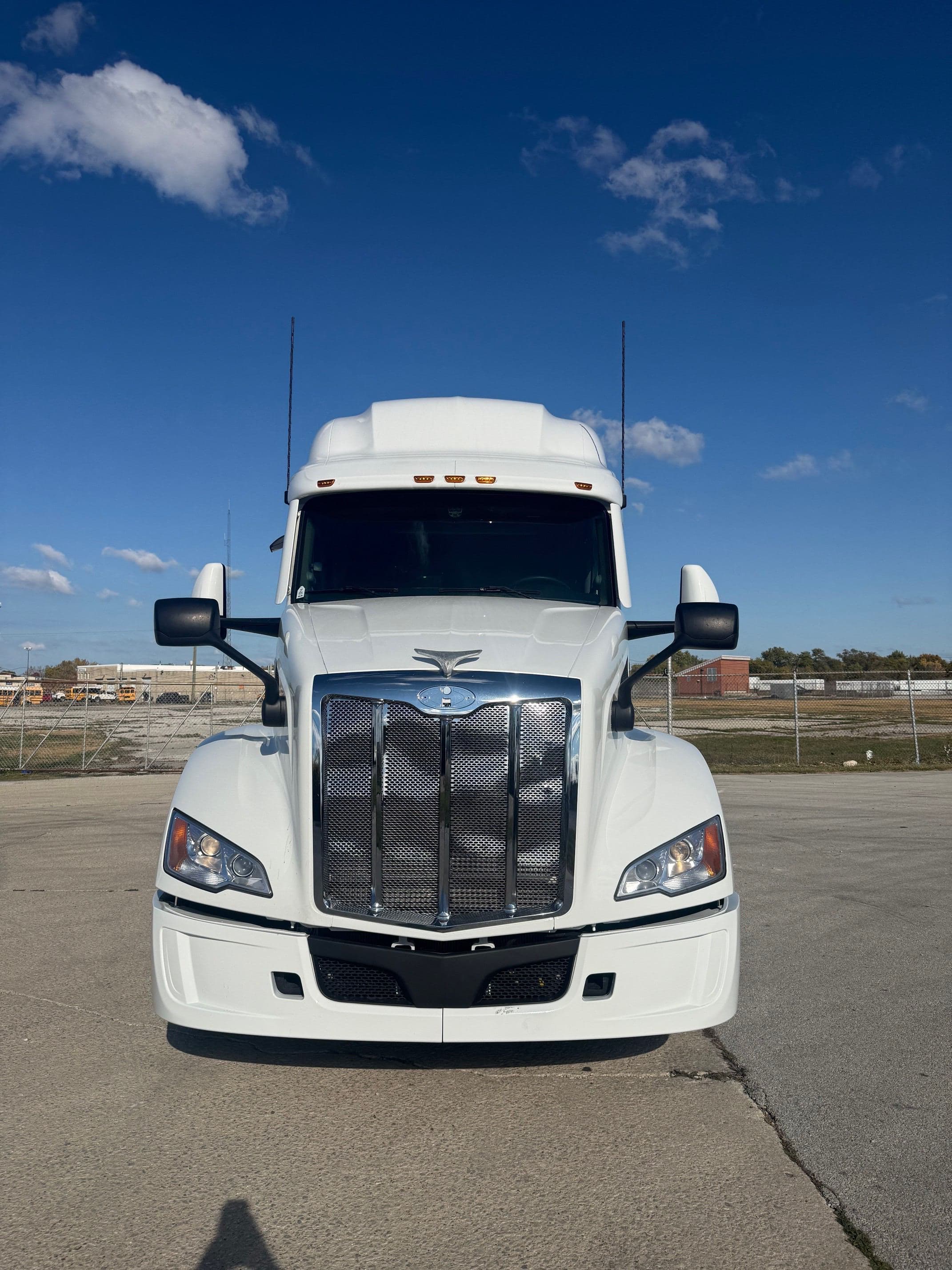 2023 Peterbilt 579 image 2