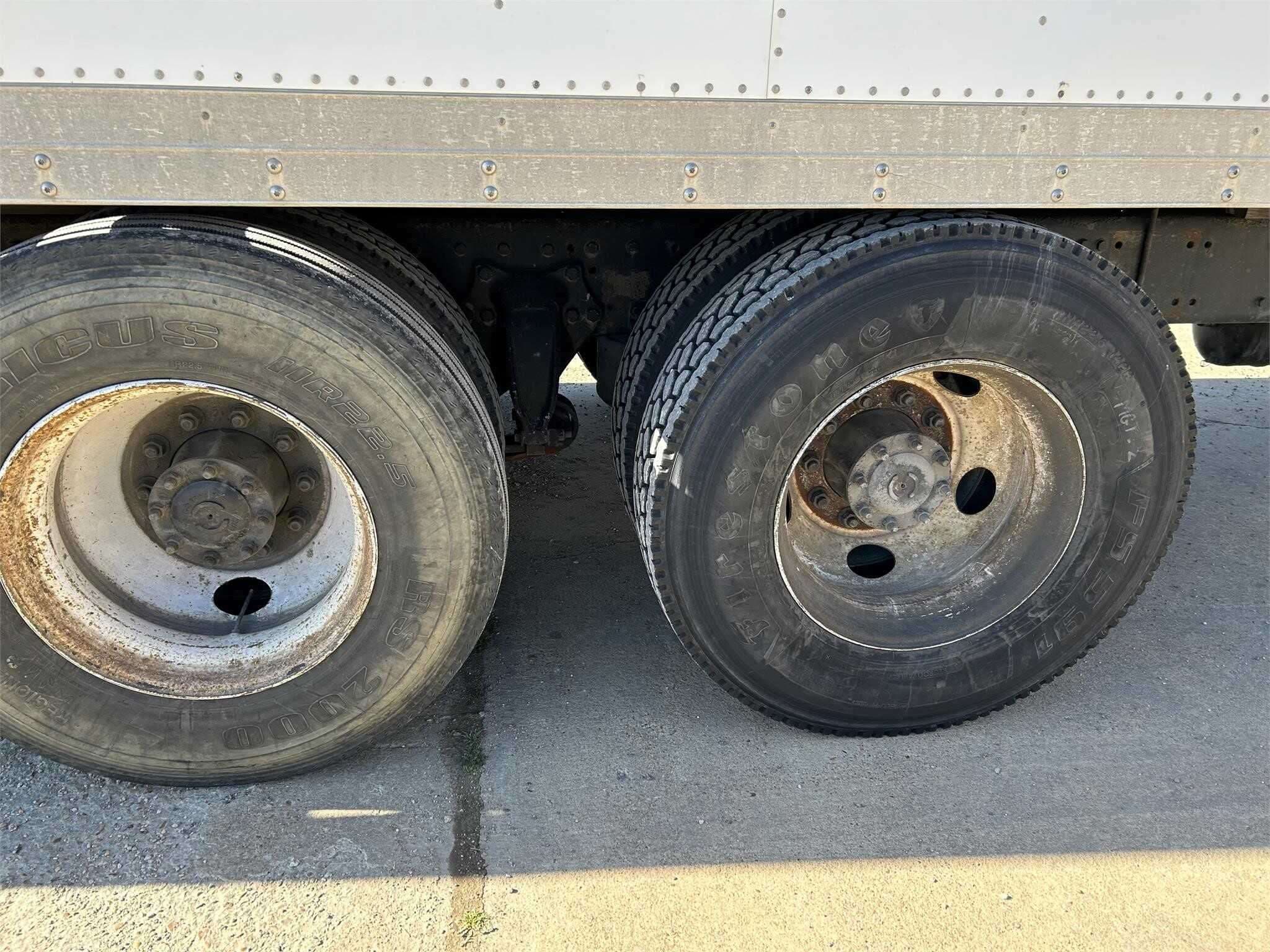 2011 Freightliner M2 image 5