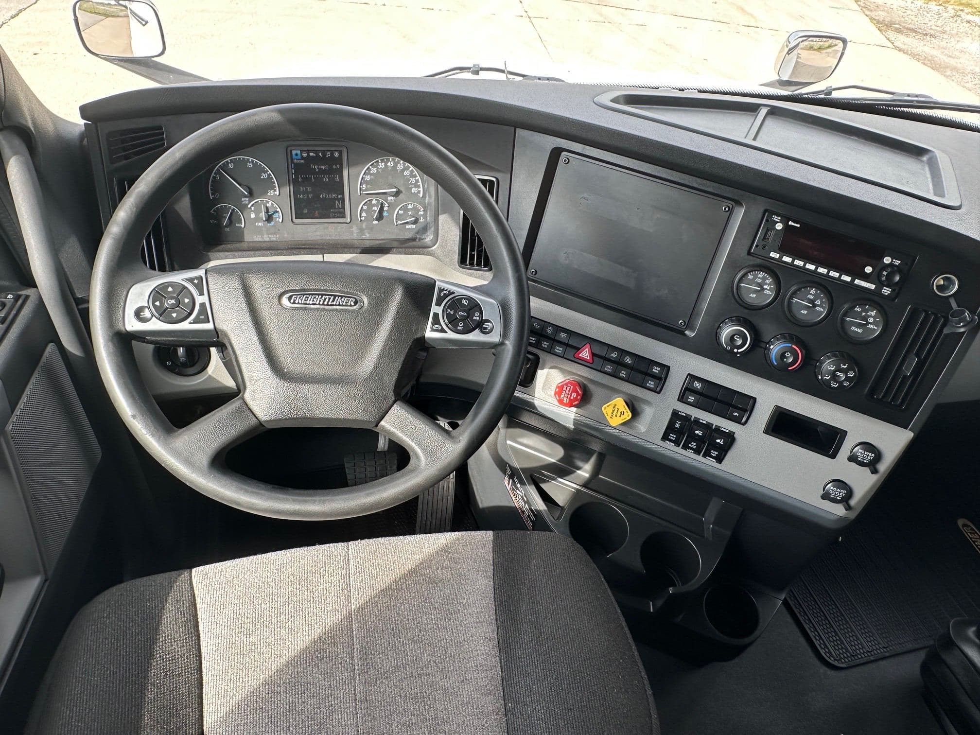 2022 Freightliner Cascadia image 10