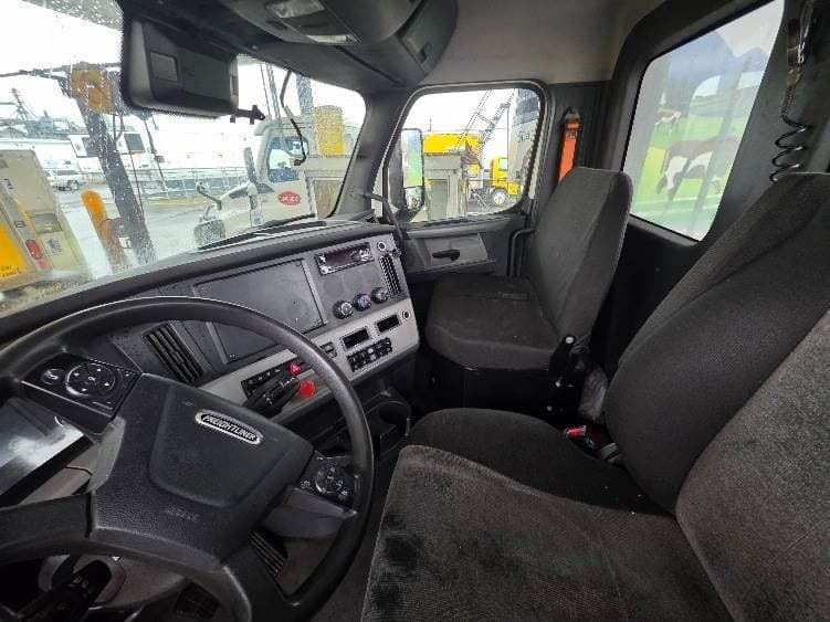 2021 Freightliner Cascadia image 7