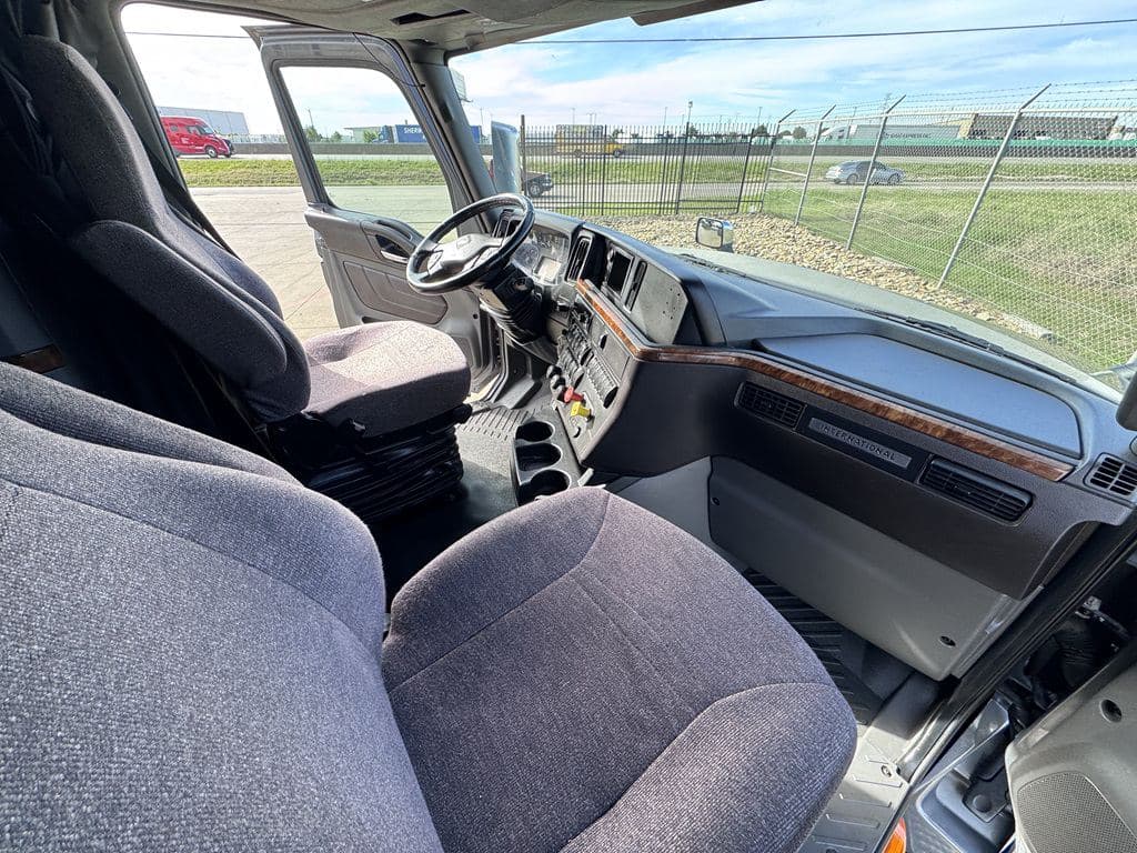 Used 2021 INTERNATIONAL LT625 image 23